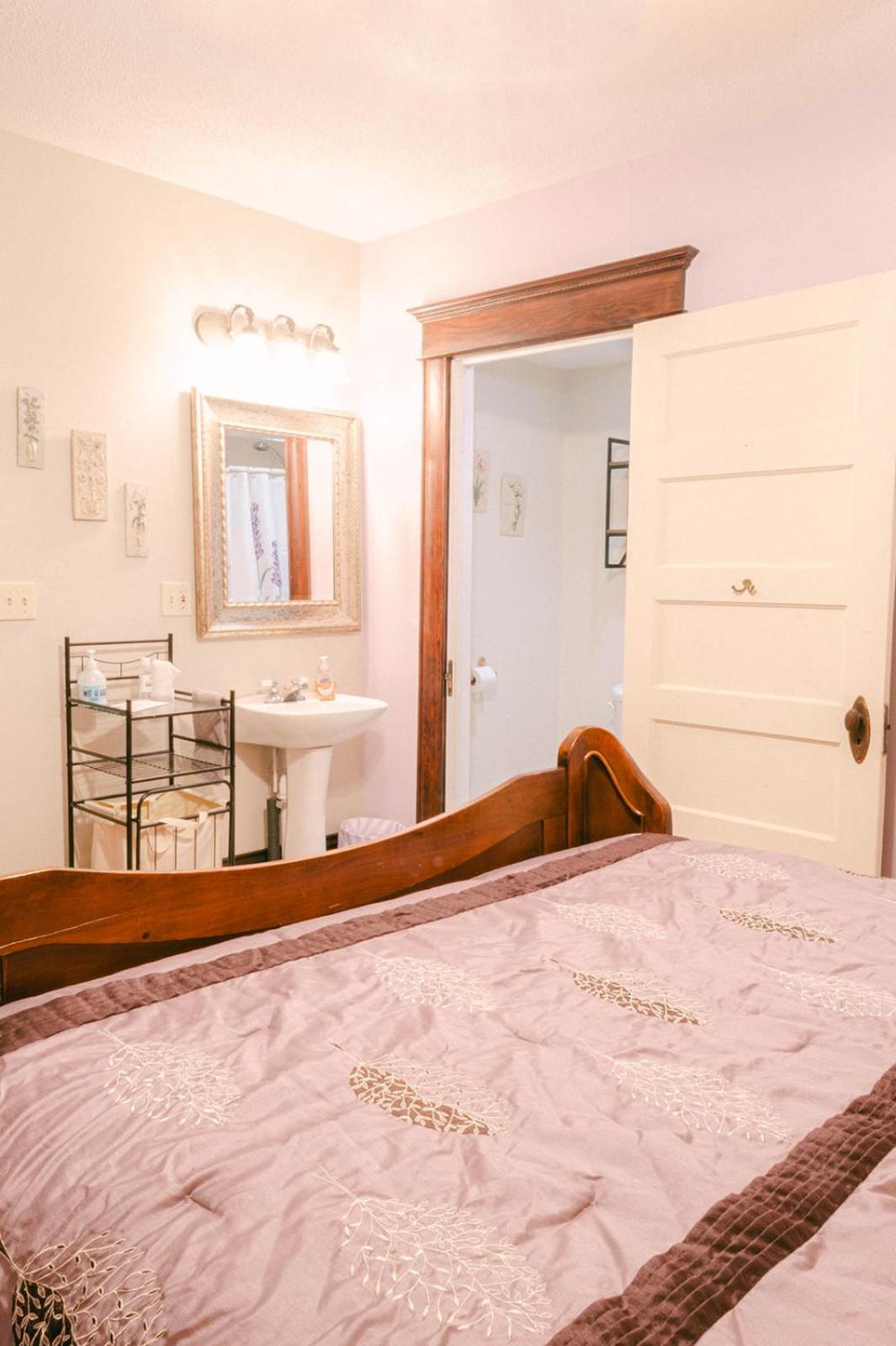 Bed and Breakfast The Wolf Manor Ellinwood Esterno foto