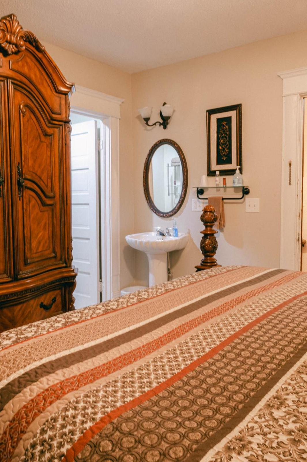 Bed and Breakfast The Wolf Manor Ellinwood Esterno foto